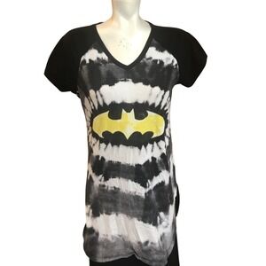Batman T-Shirt Medium Black & White Tie Dye V Neck‎ Short Sleeve Graphic Tee